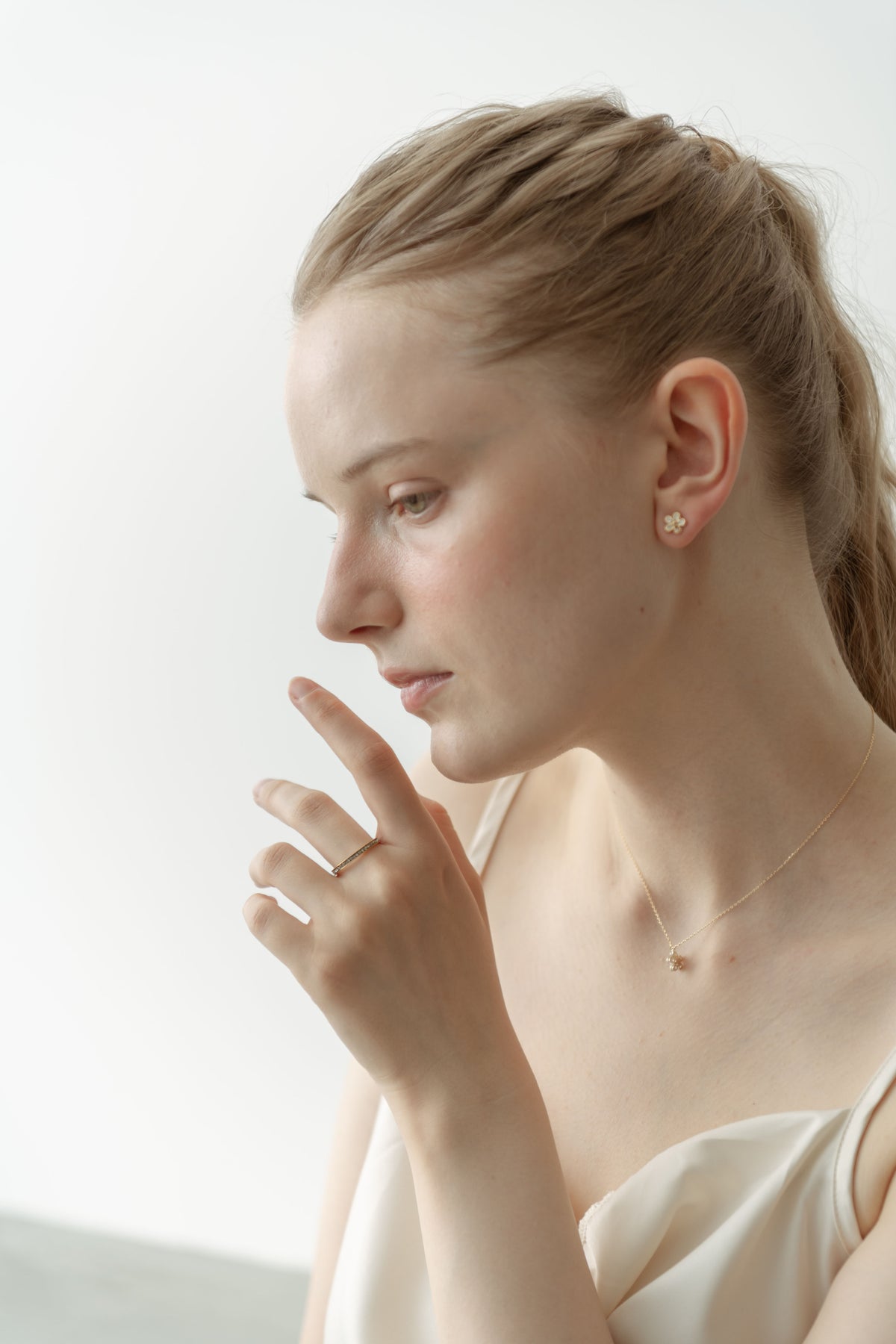 Flower Stone Necklace / Gold