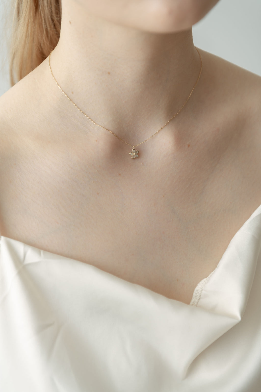 Flower Stone Necklace / Gold