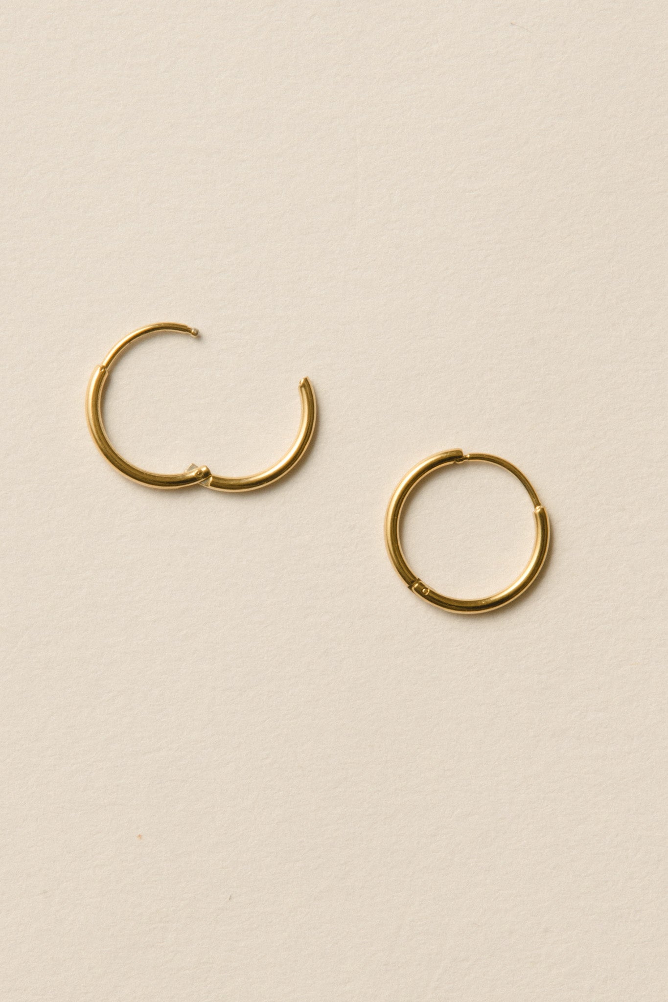 Thin Hoop Pierce / Gold